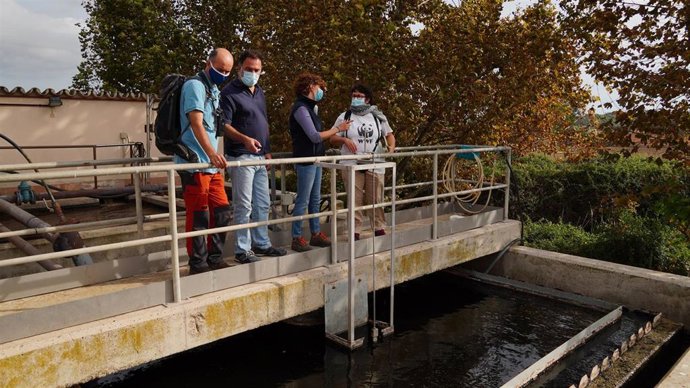 Representantes de la Agencia Balear del Agua y de WWF en la visita a la EDAR.