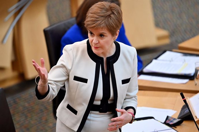 R.Unido.- Sturgeon pide a una diputada que dimita por ir al Parlamento tras un t