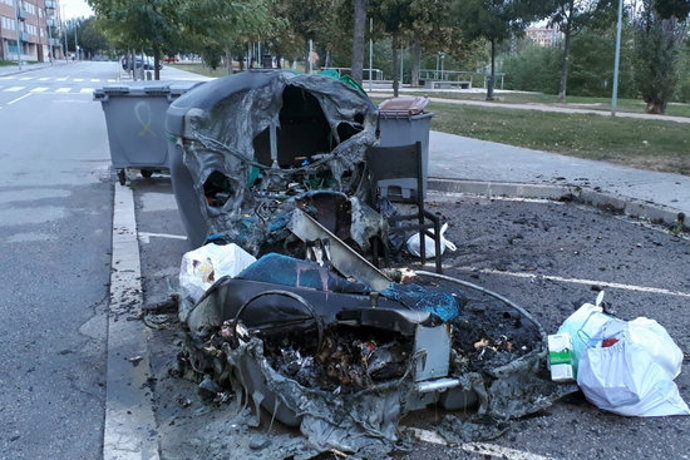 Pla general de dos contenidors destrossats pel foc a Vic en una imatge publicada el 2 d'octubre del 2020. (horitzontal)