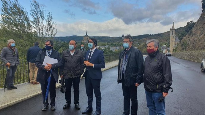 El Consejero De Fomento Y Medio Ambiente, Juan Carlos Suárez-Quiñones, Durante Su Visita A Las Obras En La Carretera Entre Astorga Y Ponferrada.