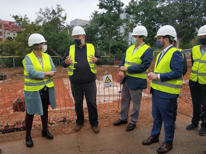 El Vicepresidente En Funciones De Presidente De La Generalitat, Pere Aragons, Y La Consellera De Salud, Alba Vergés, Durante Su Visita A Las Obras Del Parc Sanitari Pere Virgili De Barcelona