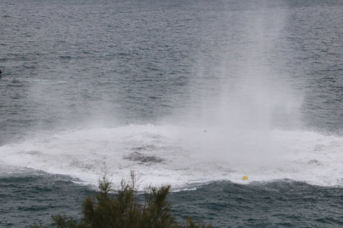 El moment de l'explosió de la mina a la badia de Roses, aquest 2 d'octubre del 2020. (Horitzontal)