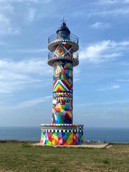 Faro de Ajo pintado por Okuda