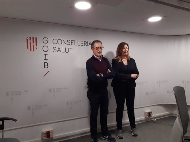 El portavoz del Comité Autonómico de Gestión de Enfermedades Infecciosas de Baleares, Javier Arranz, junto a la consellera de Salud, Patricia Gómez.