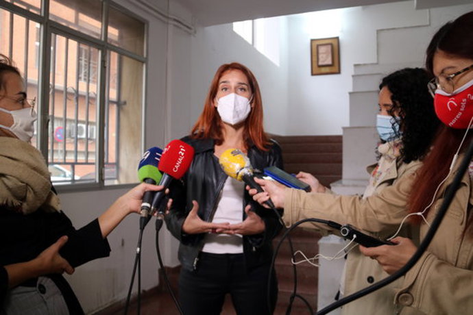 Pla americ de la presidenta de CatECP al Parlament, Jéssica Albiach, atenent les periodistes després de reunir-se amb sindicats i entitats socials a Tortosa. Imatge del 2 d'octubre del 2020 (horitzontal)