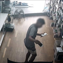 Captura d'una cmera de videovigilncia en el moment que un lladre assalta una botiga de Mataró. Imatge publicada el 2 d'octubre del 2020 (horitzontal)