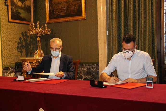 El Ayuntamiento de Sevilla firma un convenio con la Asociación Adhara.