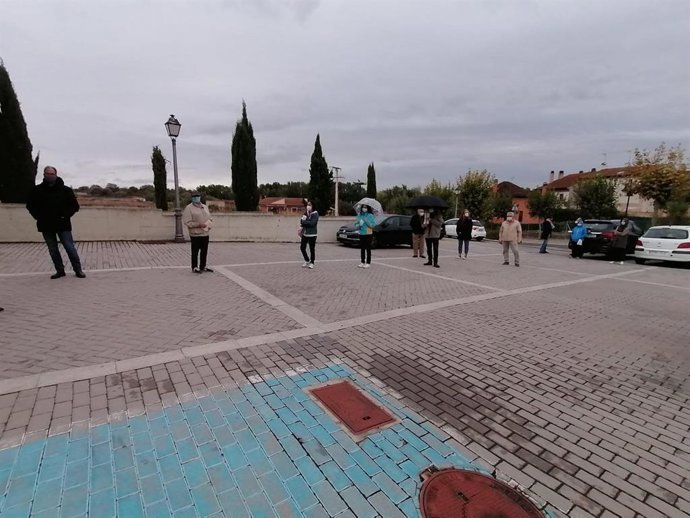 Pacientes, guardando cola ante el Centro de Salud de Simancas.,