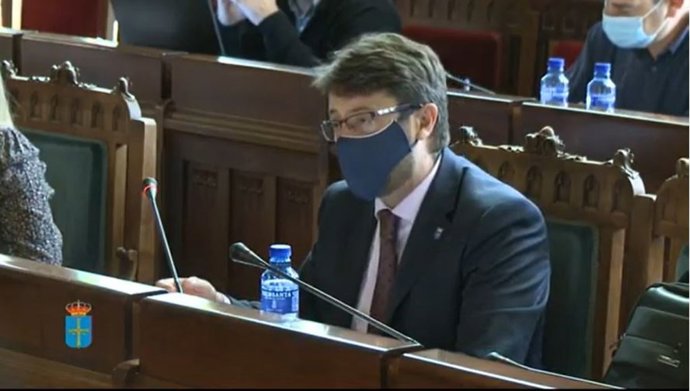 El consejero de Industria, Empleo y Promoción Económica del Principado de Asturias, Enrique Fernández, en la Junta General.