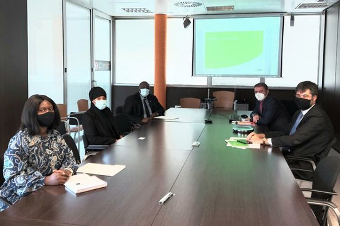La reunió que va mantenir el cnsol de Gmbia a Girona amb el director de l'aeroport per explorar la possibilitat d'implantar una ruta amb Banjul. Imatge cedida aquest 2 d'octubre del 2020 (Horitzontal)