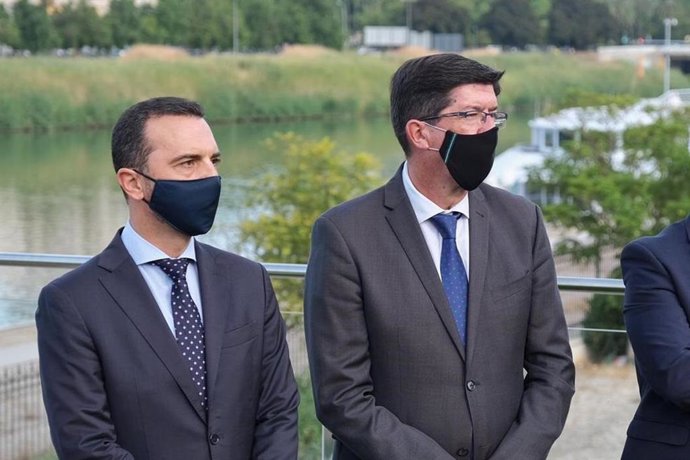 Millán, junto al consejero de Turismo, Juan Marín