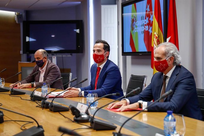 El vicepresidente, consejero de Deportes, Transparencia y portavoz de la Comunidad de Madrid, Ignacio Aguado (2d); y el consejero de Sanidad, Enrique Ruiz Escudero (1d), participan en una reunión del Grupo Covid-19 para frenar la evolución de la pandemi