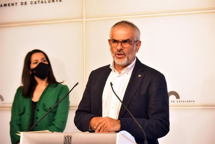 La presidenta de Ciudadanos, Inés Arrimadas, en una rueda de prensa en el Parlament de Cataluña junto al candidato del partido a las elecciones catalanas de 2021, Carlos Carrizosa.