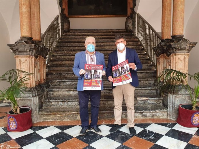 El delegado de Cohesión Social, Consumo, Participación Ciudadana y Protección Civil en la Diputaciónd de Córdoba, Rafael Llamas (dcha.) presenta el cartel de XV Concurso Nacional de Copla 'Ciudad de Córdoba'
