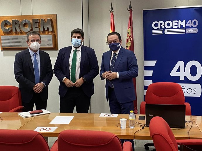 López Miras, en el centro, con Albarracín, a la derecha, duranta la Junta Directiva