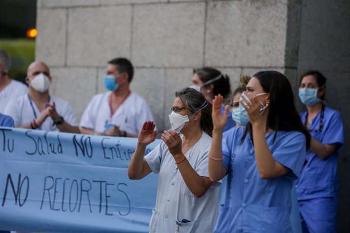 Personal sanitario del Hospital Clínico San Carlos de la Comunidad de Madrid aplaude durante la primera protesta de la desescalada con concentraciones en hospitales y centros de salud. Los sanitarios se han manifestado en esta ocasión no para recibir ap