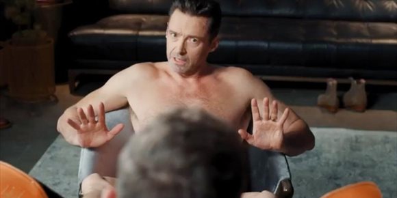 9. Hugh Jackman se desnuda para un anuncio y Ryan Reynolds vuelve a 'trolearle'