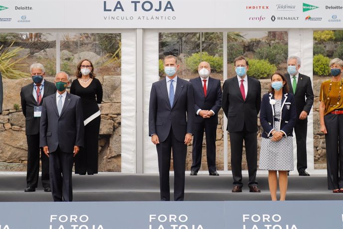 Rajoy censura que haya ministros que pongan en "tela de juicio" la monarquía, "f