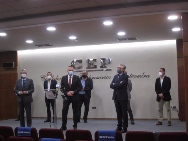 Representantes del sector mar-industria y la Confederación de Empresarios de la provincia de Pontevedra durante el acto