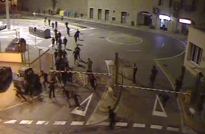 Imagen desde la Autoridad Portuaria de Melilla del intento de entrada al barco que va a Málaga de 80 polizones