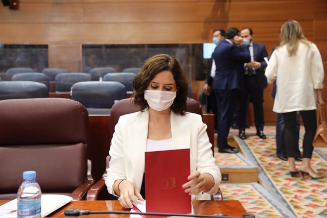 La presidenta de la Comunidad de Madrid, Isabel Díaz Ayuso, antes de que comience una sesión plenaria en la Asamblea de Madrid, en Madrid (España) a 1 de octubre de 2020. El Gobierno regional aprueba en esta sesión la modificación del Proyecto de Ley que,