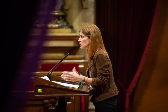 La líder de los comuns en el Parlament, Jéssica Albiach, interviene durante una sesión plenaria monográfica en el Parlament sobre la inhabilitación del expresidente de la Generalitat Quim Torra, en Barcelona, a 30 de septiembre de 2020.