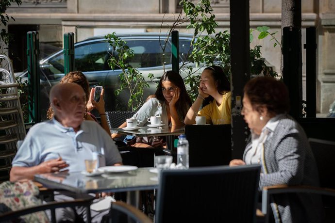 Varias personas disfrutan en una terraza de un bar durante el primer día de la Fase 1, cuando se reabren al público las terrazas al aire libre de los establecimientos de hostelería y restauración limitándose al 50% de las mesas y garantizándose una dist