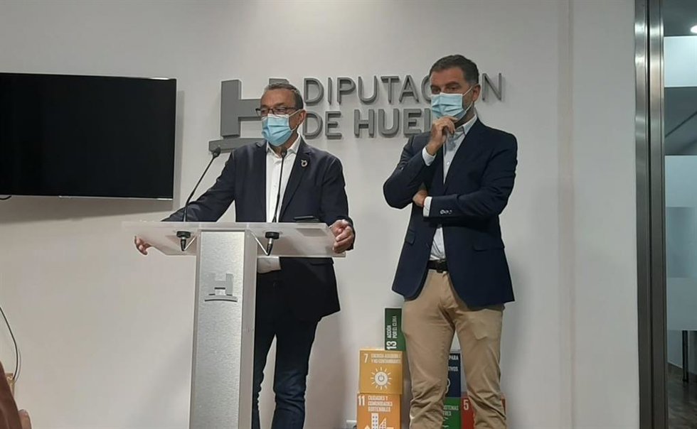 El presidente de Diputación, Ignacio Caraballo,  acompañado del alcalde de Moguer, Gustavo Cuéllar.