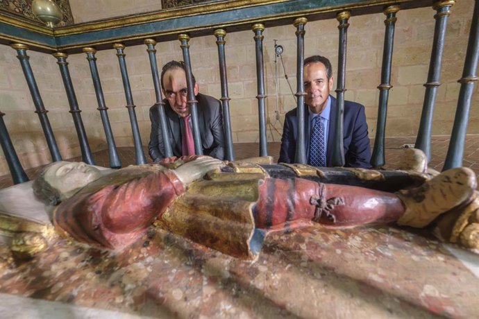 Dos de los investigadores ante el sepulcro del infante Don Pedro, en la catedral de Segovia.