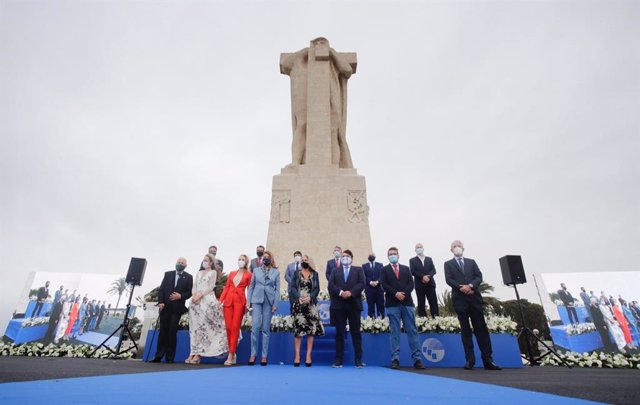 Autoridades ante el monumento a Colón restaurado por el Puerto de Huelva.