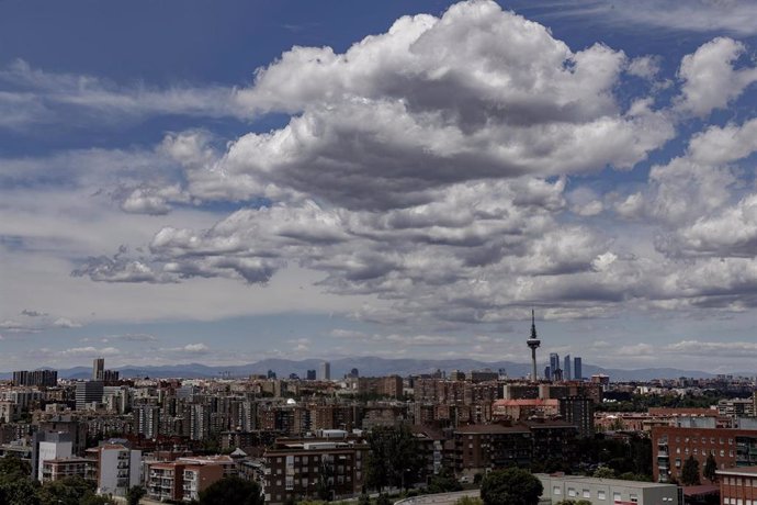 Vista de Madrid, con Torrespaña y las Cuatro Torres al fondo.
