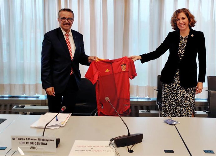 La presidenta del Consejo Superior de Deportes (CSD), Irene Lozano, junto al director general de la OMS, Tedros Adhanom, en la sede de este organismo en Ginebra