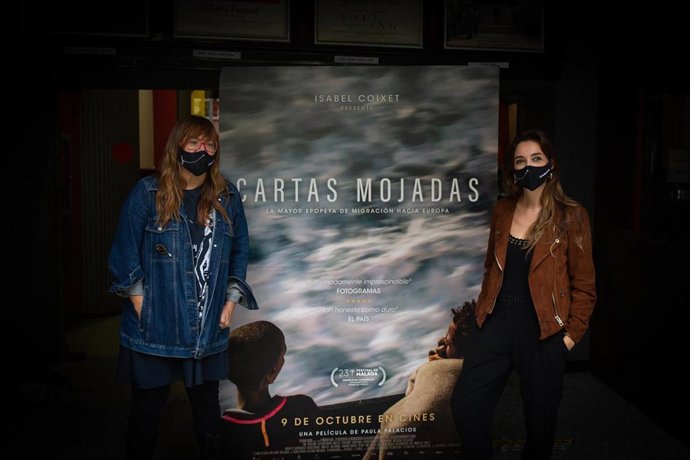 Paula Palacios y la directora Isabel Coixet, directora y productora respectivamente del documental Cartas Mojadas durante el photocall convocado por la presentación del film en los Cines Boliche, en Barcelona, Catalunya (España), a 2 de octubre de 202