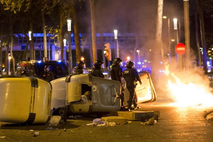 Varias personas queman contenedores en la protesta llevada a cabo por los CDR con motivo del tercer aniversario del 1-O, en Girona, Catalunya, (España), a 1 de octubre de 2020. 