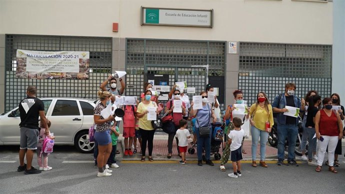 Protesta de los padres del colegio Altabaca por la falta de comedor escolar