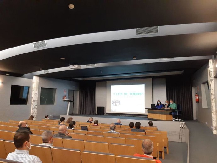 Una de las reuniones vecinales desarrolladas en el salón de actos del Ayuntamiento de León en la calle Ordoño II.