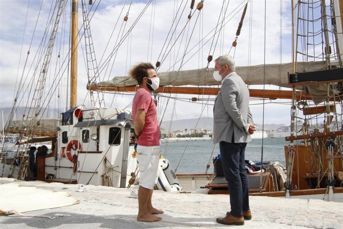 El presidente del puerto de Motril y el primer oficial de cubierta junto al velero