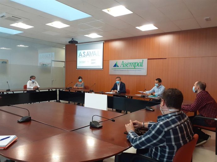 Reunión entre la Junta y el sector turístico