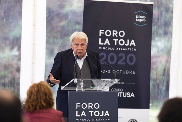 El expresidente del Gobierno, Felipe González, durante su intervención en la segunda jornada del Foro La Toja en la Isla de La Toja, Pontevedra, Galicia (España).