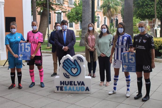 Presentaciónde la nueva camiseta del Sporting con el slogan 'Huelva te saluda'