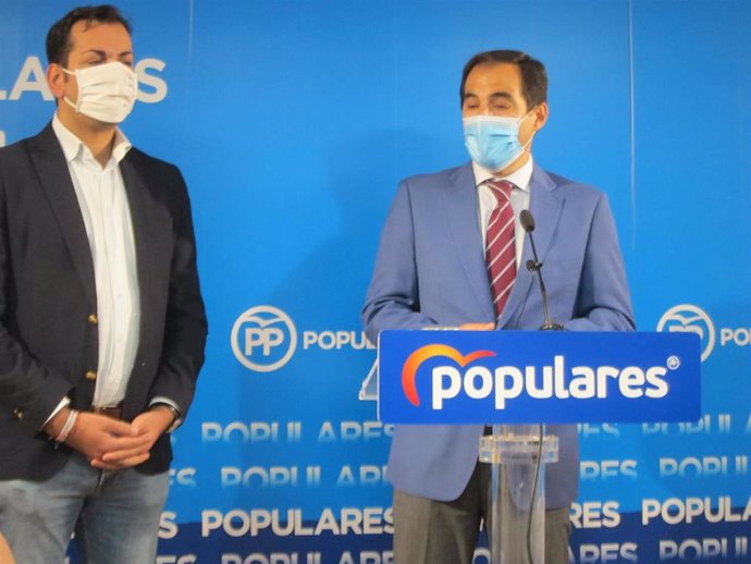 El portavoz del PP en el Parlamento andaluz, José Antonio Nieto, y el presidente del PP de Jaén, Juan Diego Requena