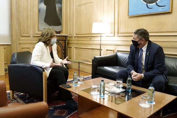 La alcaldesa de Barcelona, Ada Colau, y el conseller de Interior, Miquel Smper, celebran su primer reunión institucional en el Ayuntamiento