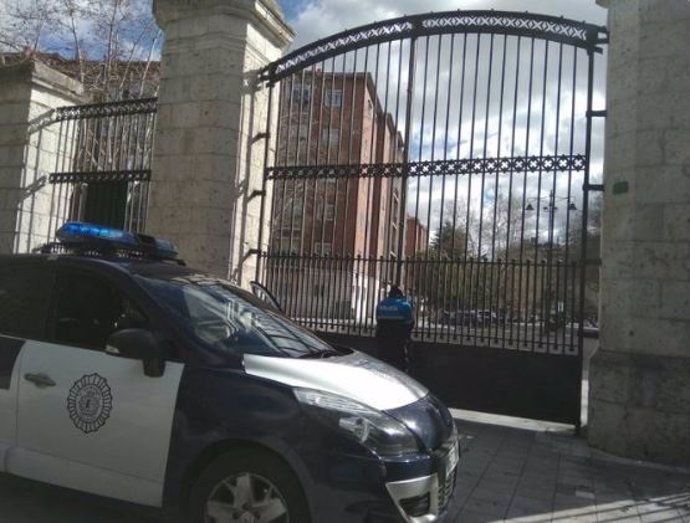 Imagen de archivo de un agente de la Policía Municipal cerrando uno de los accesos al Campo Grande.