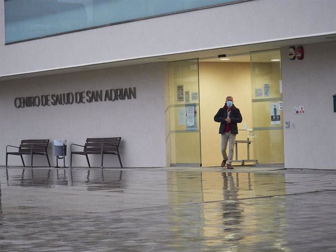 Un hombre sale por la puerta del Centro de Salud del municipio de San Adrián, en Navarra (España), a 2 de octubre de 2020.