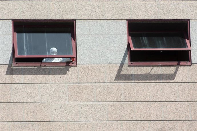 Un trabajador protegido en una residencia en Lugo, Galicia (España), a 8 de septiembre de 2020. 