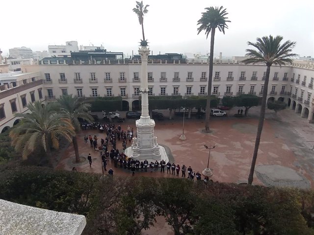 El 'Pingurucho' bordeado por una hilera de personas en la Plaza Vieja de Almería