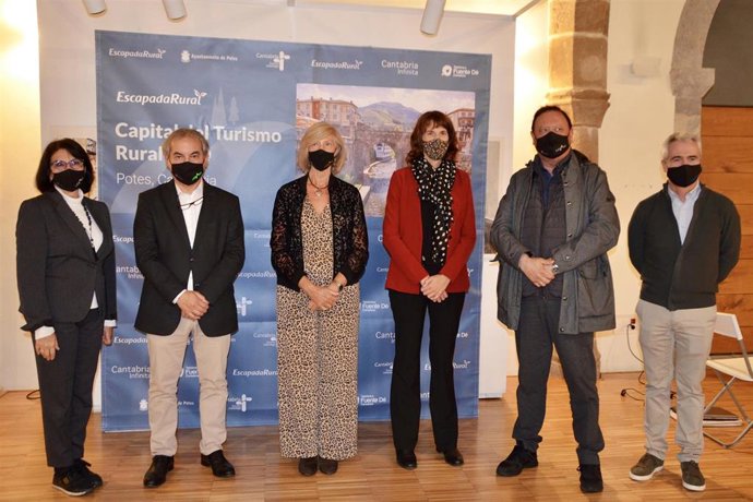 La consejera de Educación, Formación Profesional y Turismo, Marina Lombó, asiste a la ceremonia de entrega del galardón de Capital del Turismo Rural 2020 a la localidad de Potes