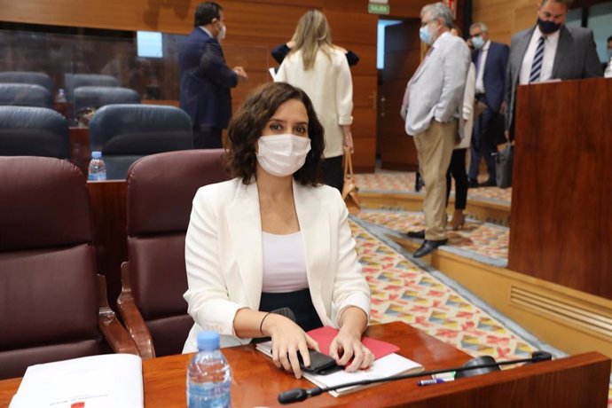 La presidenta de la Comunidad de Madrid, Isabel Díaz Ayuso, antes de que comience una sesión plenaria en la Asamblea de Madrid, en Madrid (España) a 1 de octubre de 2020. El Gobierno regional aprueba en esta sesión la modificación del Proyecto de Ley qu