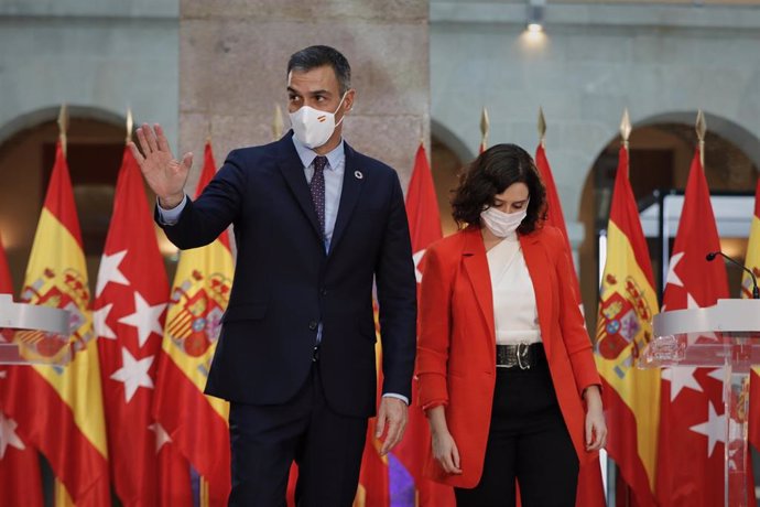 El presidente del Ejecutivo, Pedro Sánchez y la presidenta de la Comunidad de Madrid, Isabel Díaz Ayuso, se despiden después de ofrecer una rueda de prensa tras su reunión en la sede de la Presidencia regional, en Madrid (España), a 21 de septiembre de 