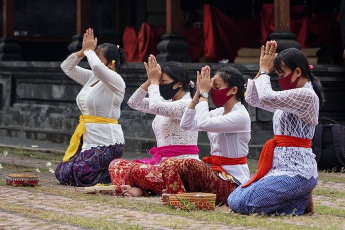 Cuatro feligresas rezan en el Gran Templo de Jagatnatha en Bali